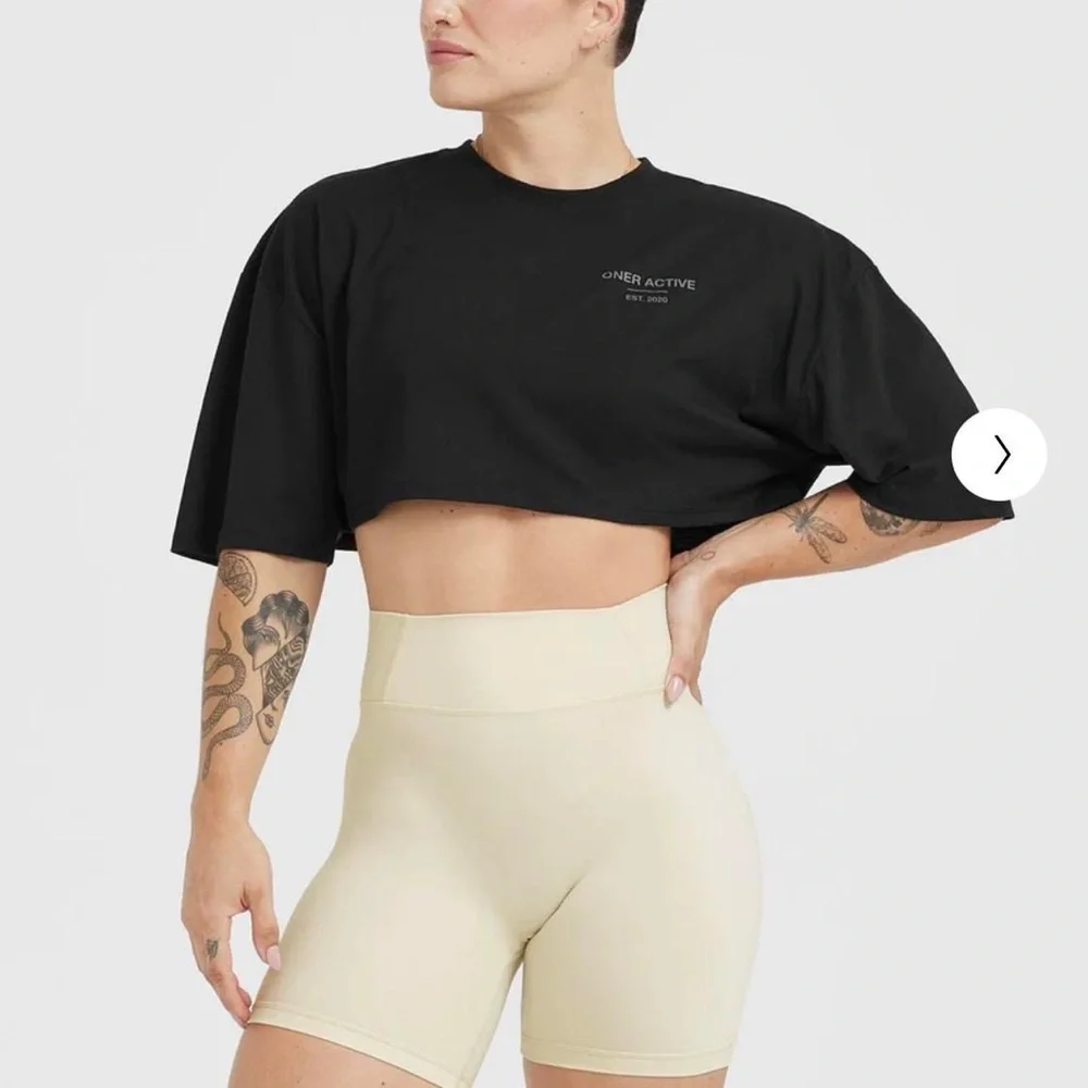 NWT Oner Active CLASSIC LIFTERS GRAPHIC RELAXED CROP LIGHTWEIGHT T-SHIRT Black S - Picture 2 of 4